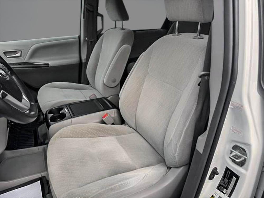 Toyota Sienna LE AWD 2018 d&rsquo;occasion à vendre - 16
