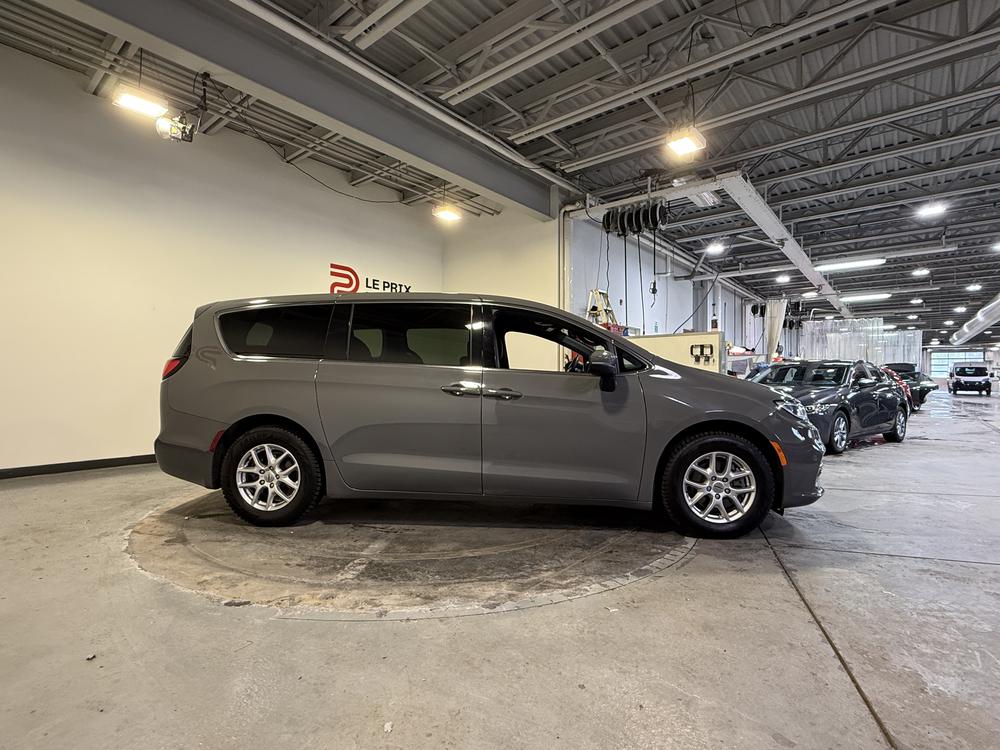 Chrysler Pacifica Touring 2023 d&rsquo;occasion à vendre - 2
