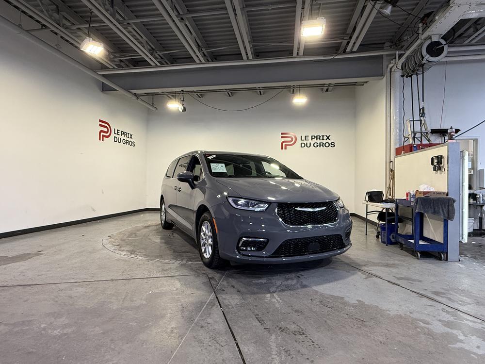 Chrysler Pacifica Touring 2023 d&rsquo;occasion à vendre