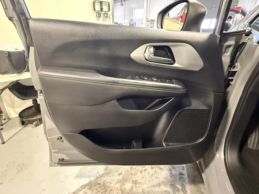 Chrysler Pacifica Touring 2023 d&rsquo;occasion à vendre - 13
