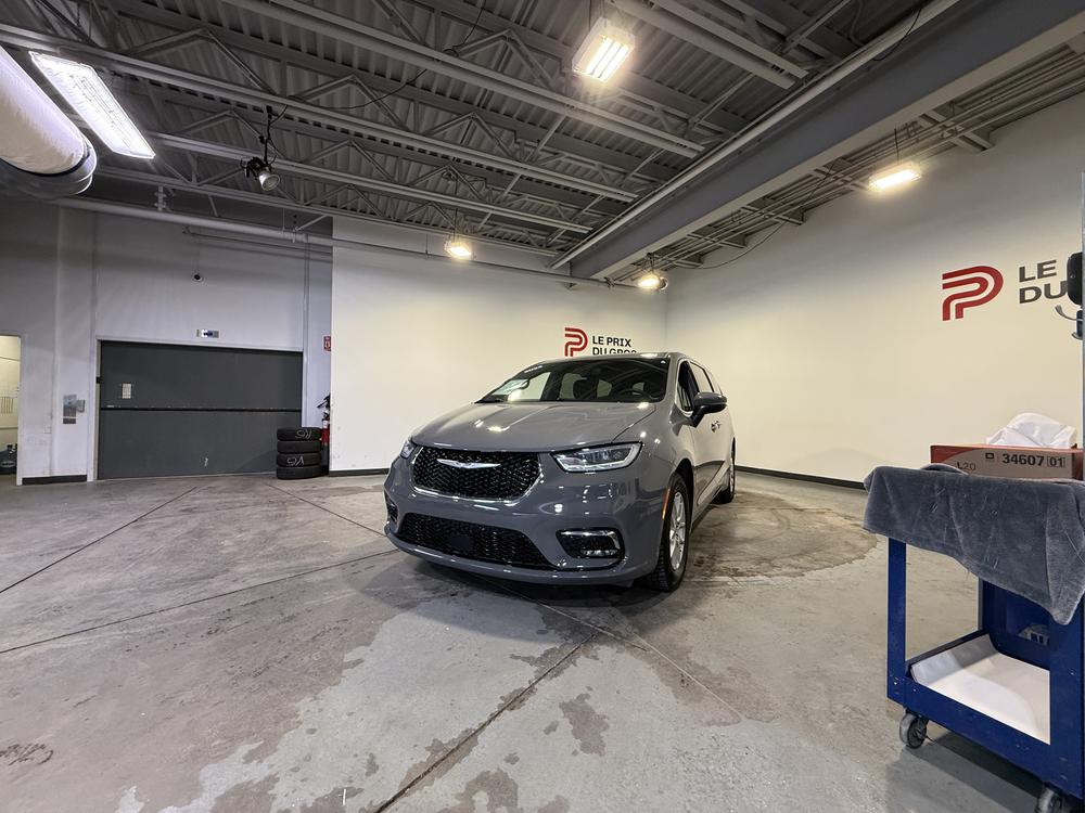 Chrysler Pacifica Touring 2023 d&rsquo;occasion à vendre - 8