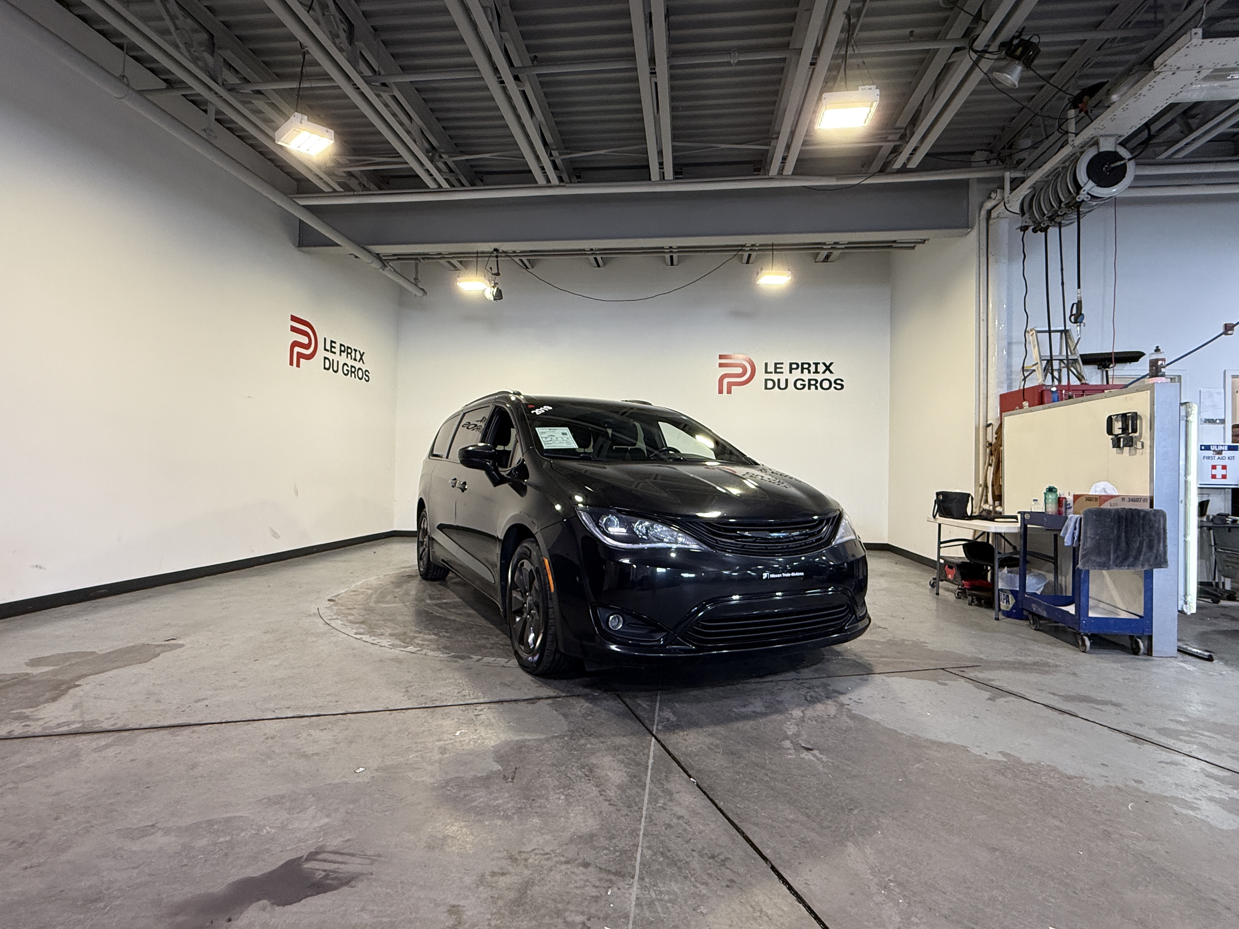 Black 2019 Chrysler Pacifica Hybrid Minivan Front-Wheel Drive Automatic