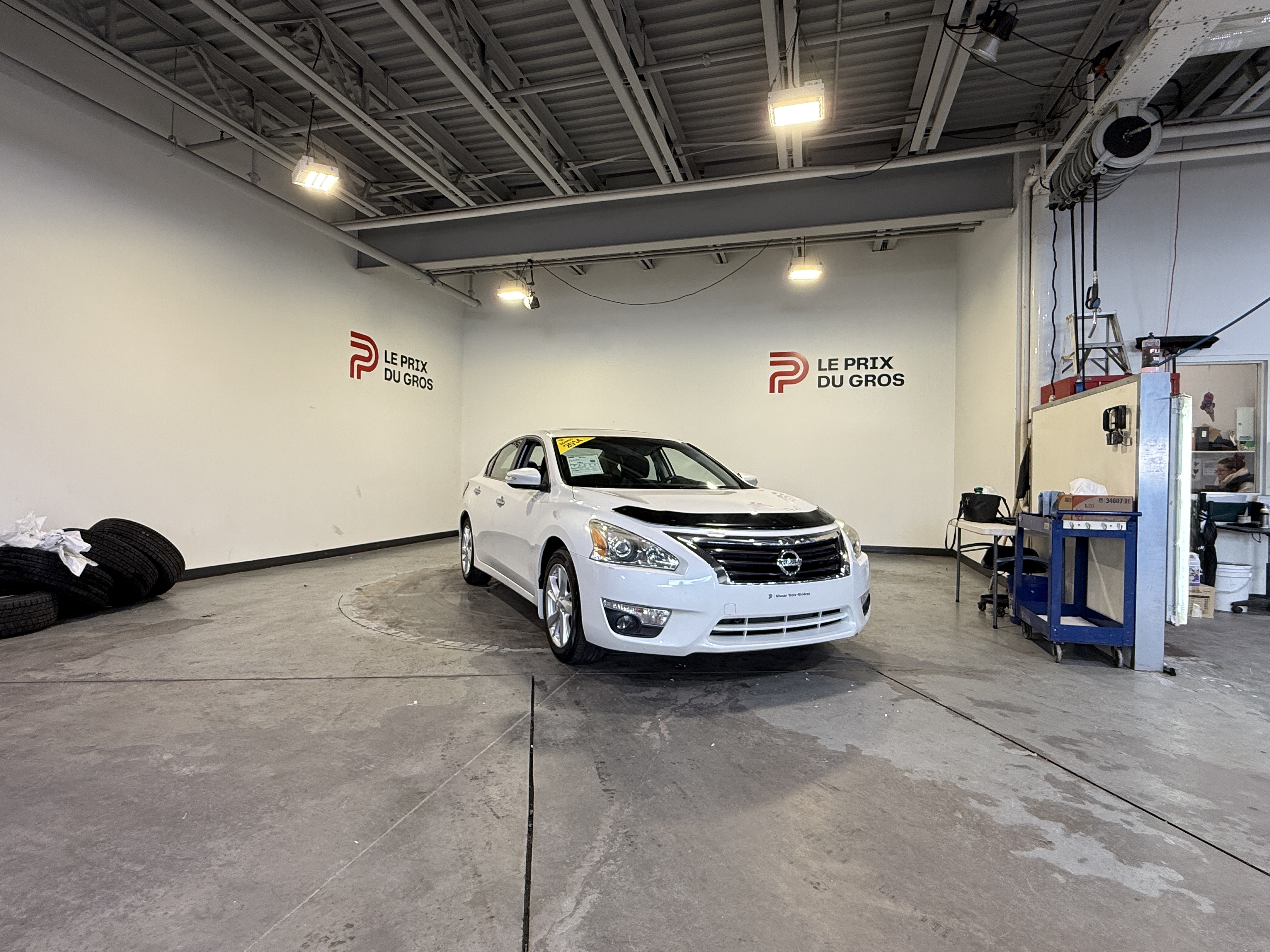 White 2014 Nissan Altima Sedan Front-Wheel Drive Automatic