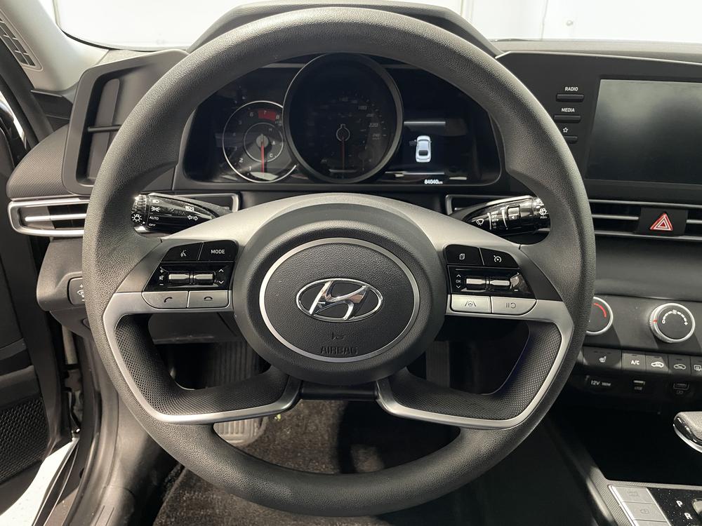 Hyundai Elantra Essential 2023 d&rsquo;occasion à vendre - 14