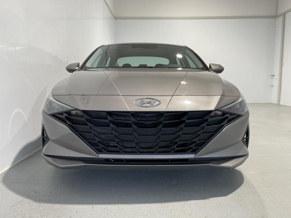 Hyundai Elantra Essential 2023 d&rsquo;occasion à vendre - 2