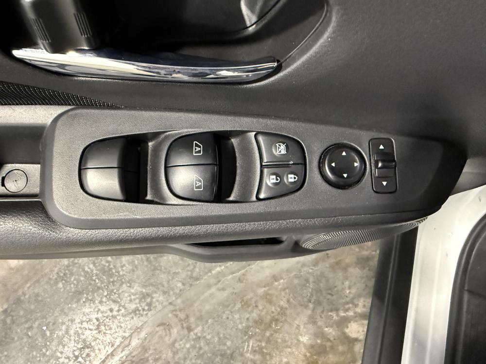 Nissan Kicks Play 2025 Blanc usage à vendre Nissan Kicks Play 2025 Blanc usage à vendre