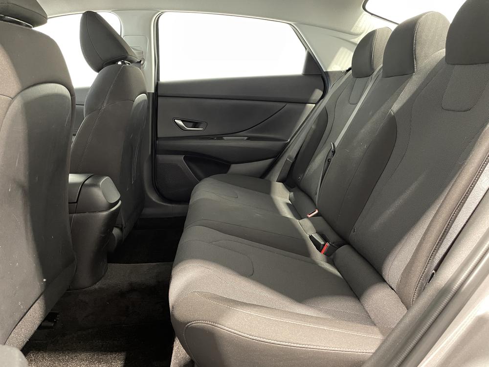 Hyundai Elantra Essential 2023 d&rsquo;occasion à vendre - 27