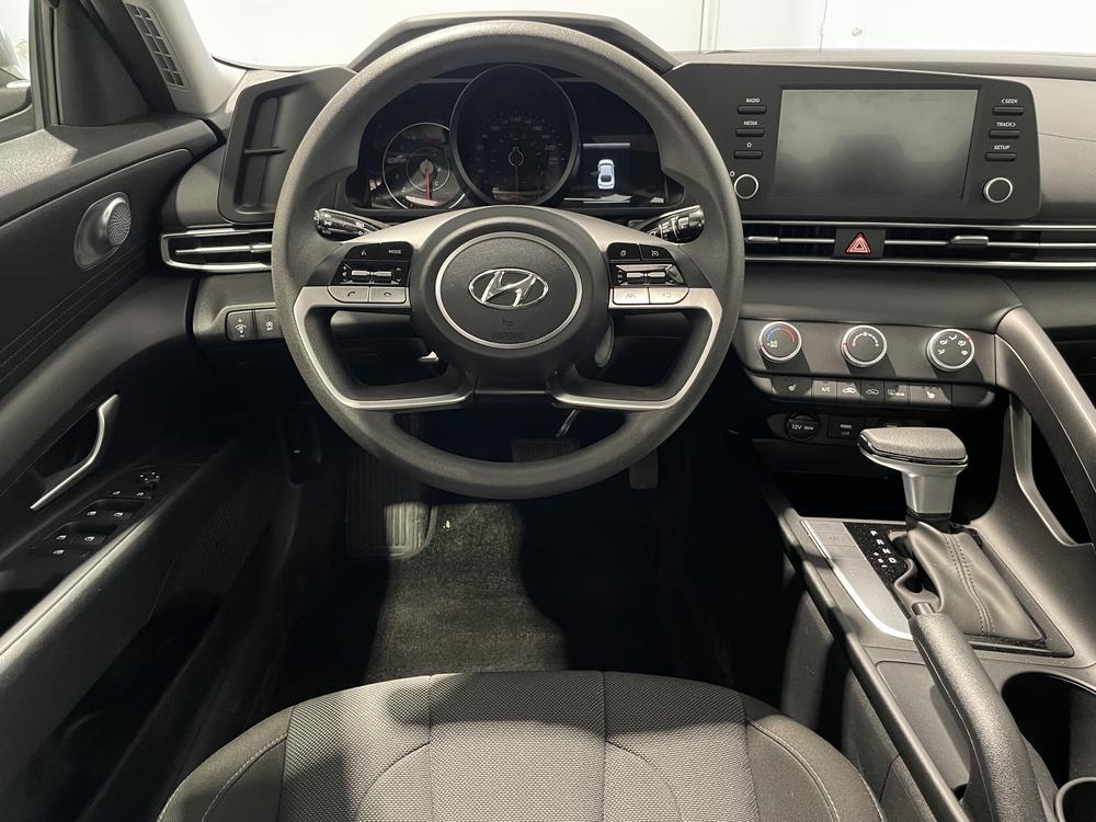 Hyundai Elantra Essential 2023 d&rsquo;occasion à vendre - 11