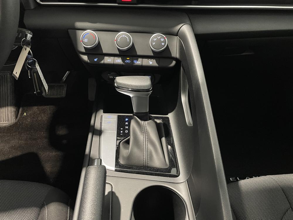 Hyundai Elantra Essential 2023 d&rsquo;occasion à vendre - 26