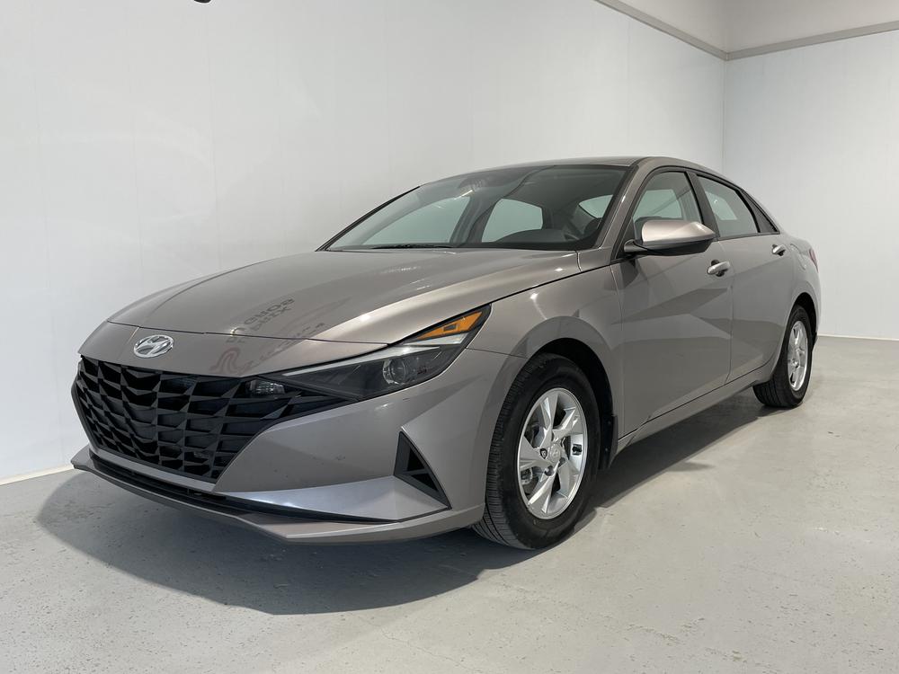 Hyundai Elantra Essential 2023 d&rsquo;occasion à vendre - 3