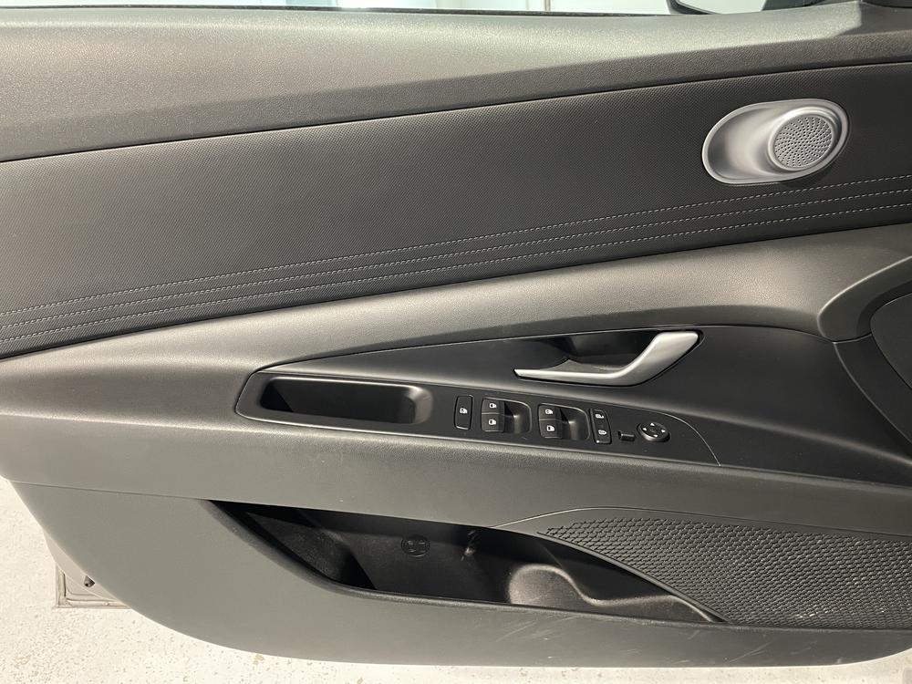 Hyundai Elantra Essential 2023 d&rsquo;occasion à vendre - 12