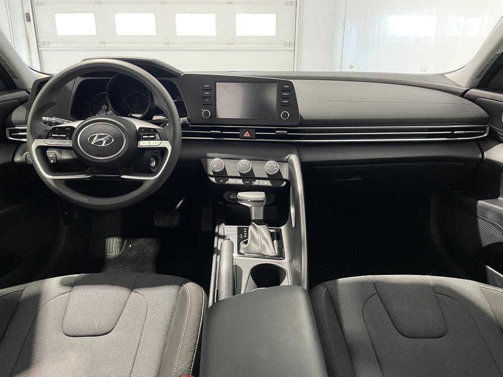 Hyundai Elantra Essential 2023 d&rsquo;occasion à vendre - 9
