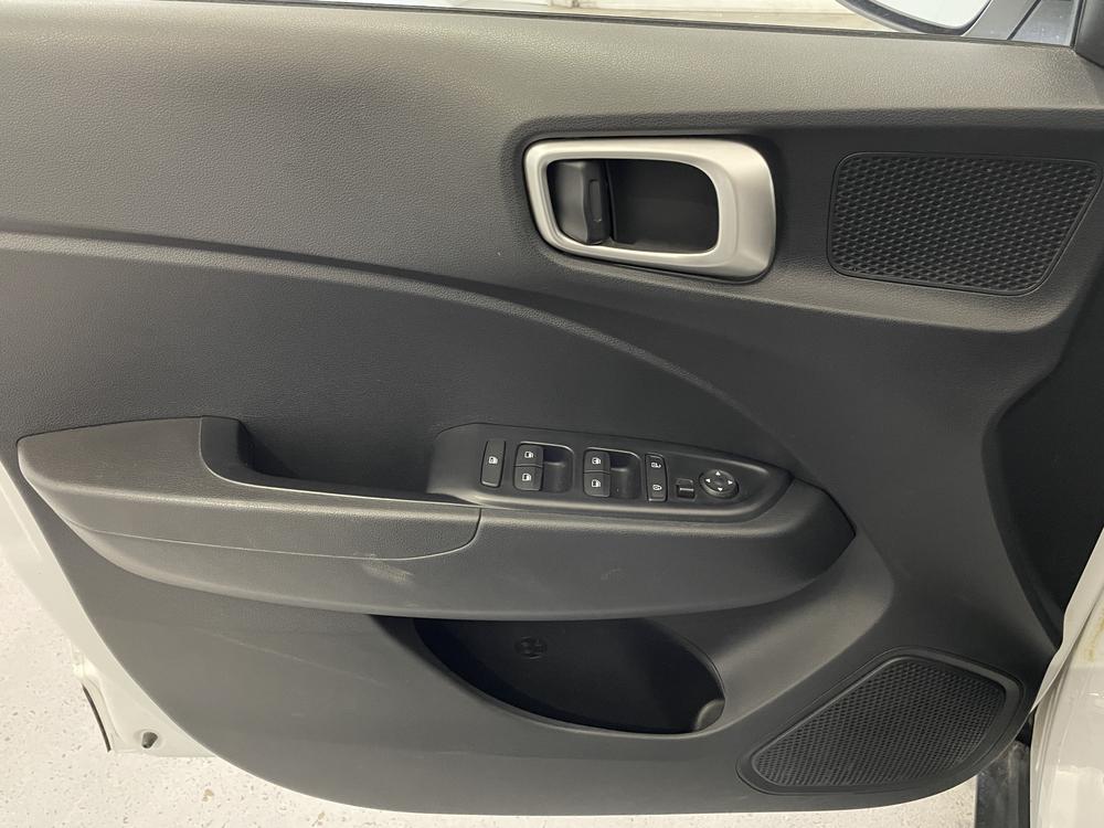 Hyundai Venue Essential 2021 d&rsquo;occasion à vendre - 11