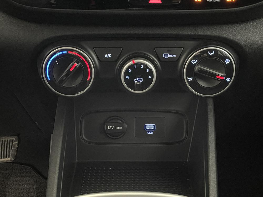 Hyundai Venue Essential 2021 d&rsquo;occasion à vendre - 23