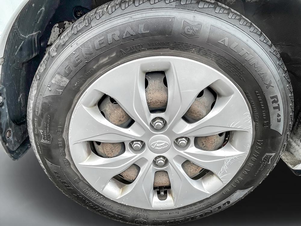 Hyundai Accent L 2017 à vendre à Trois-Rivières - 9