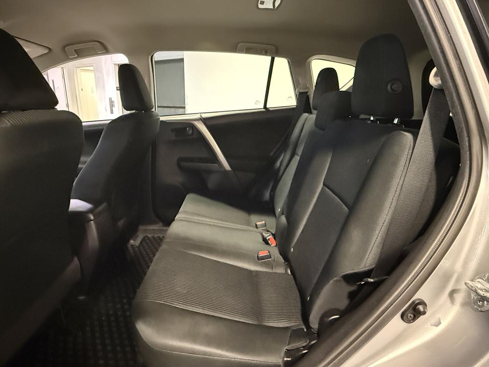 Toyota RAV4 LE 2018 d&rsquo;occasion à vendre - 28