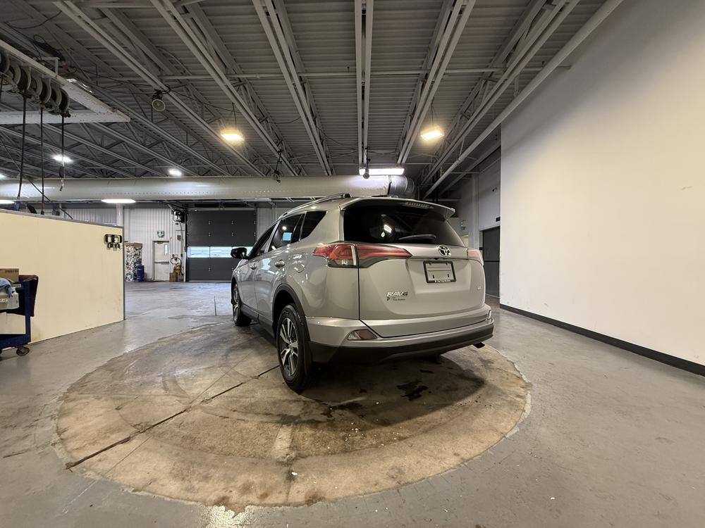 Toyota RAV4 LE 2018 d&rsquo;occasion à vendre - 6