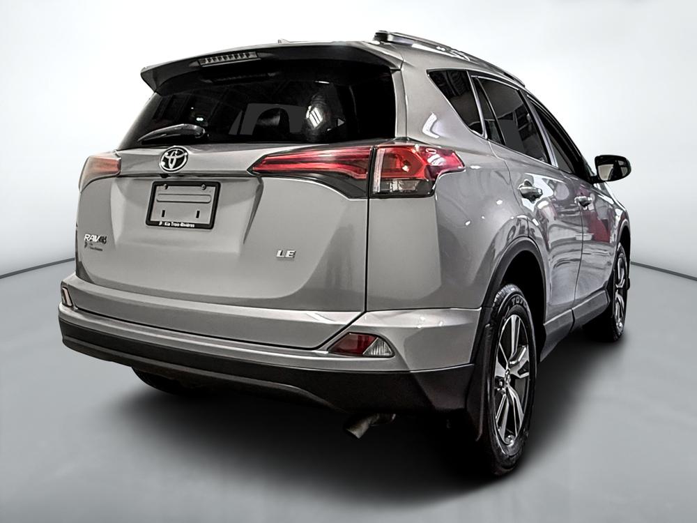 Toyota RAV4 LE 2018 d&rsquo;occasion à vendre - 3