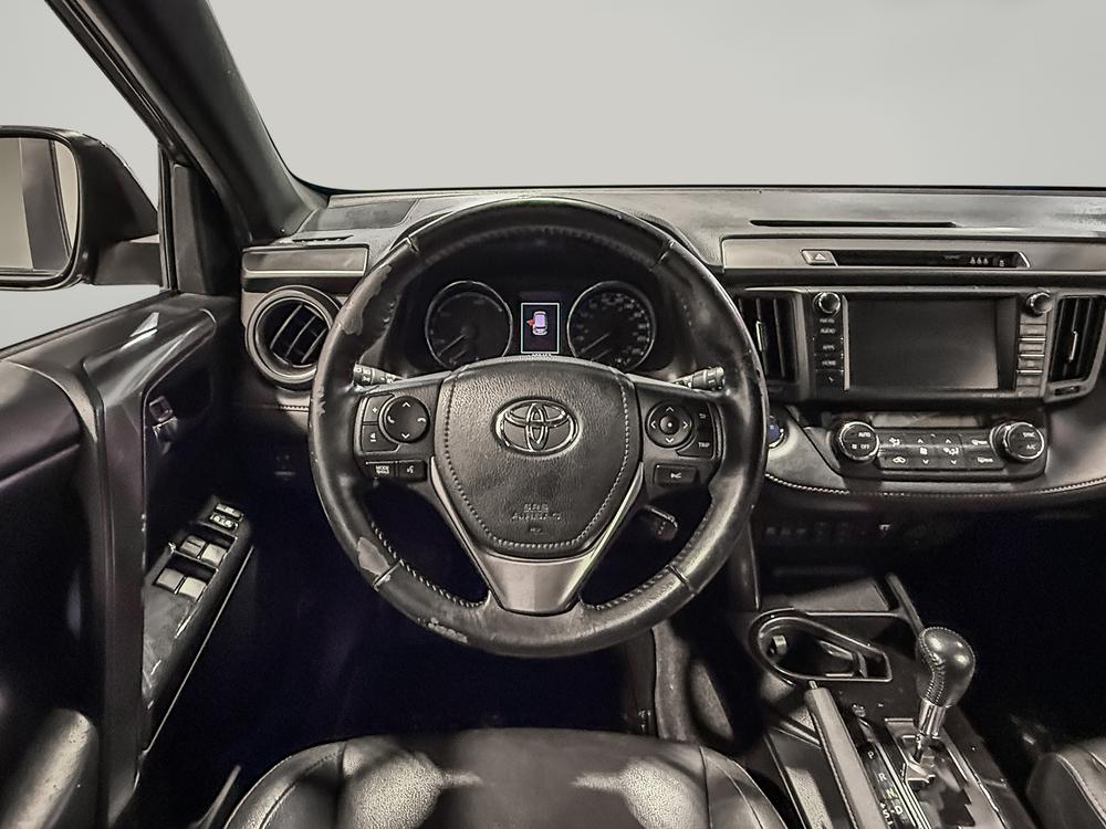 Toyota RAV4 hybride SE 2017 d&rsquo;occasion à vendre - 19