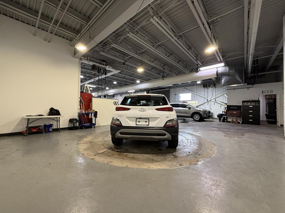 Hyundai Kona Preferred W/sun & leather package 2023 d&rsquo;occasion à vendre - 4