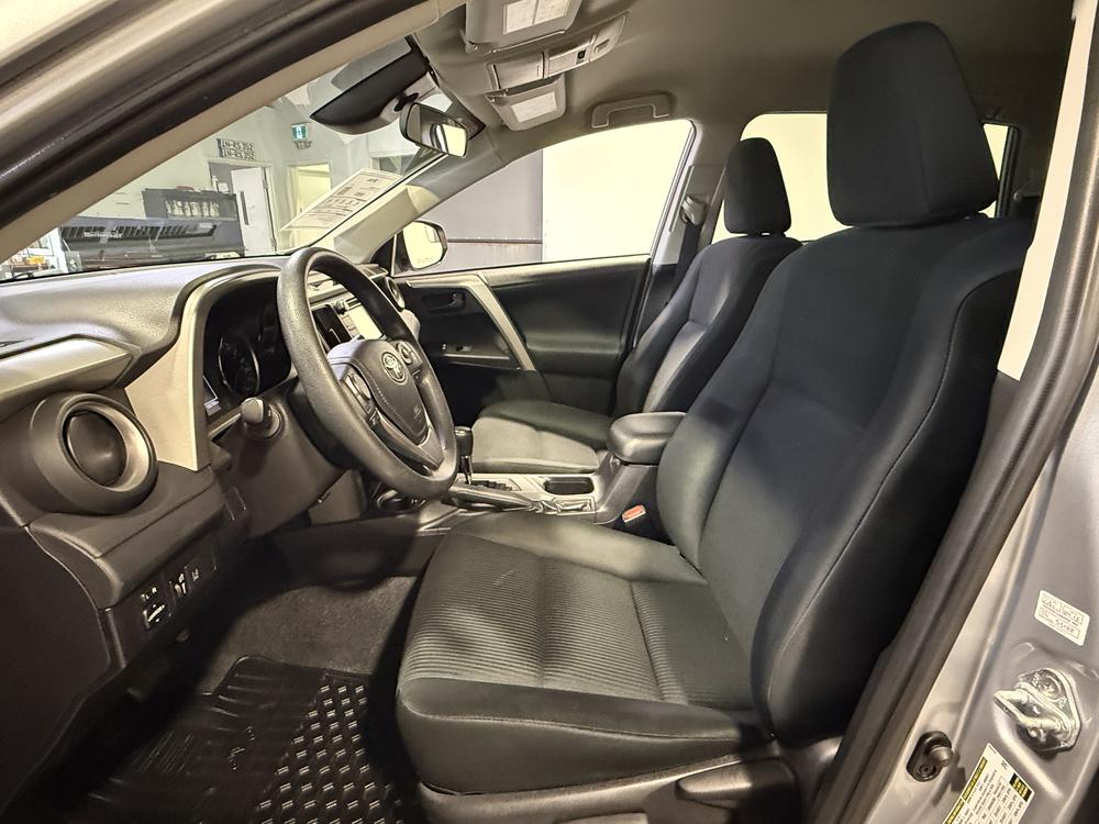 Toyota RAV4 LE 2018 d&rsquo;occasion à vendre - 17