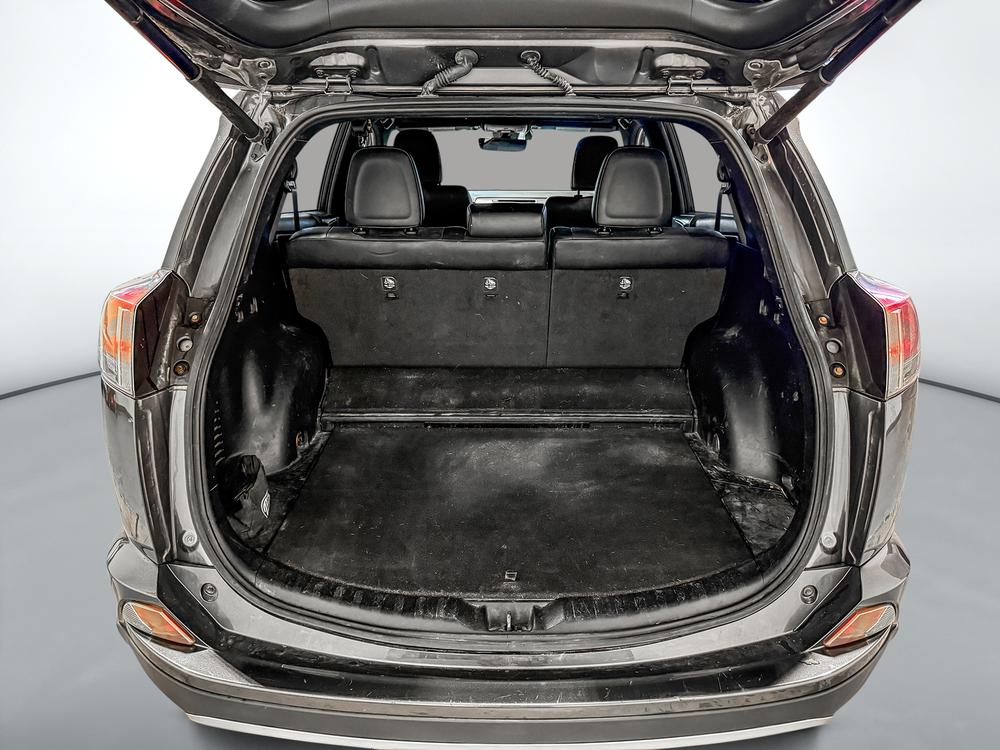 Toyota RAV4 hybride SE 2017 d&rsquo;occasion à vendre - 32
