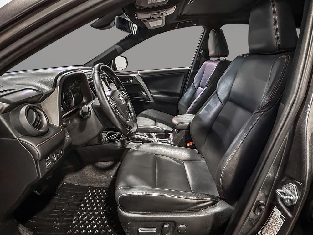 Toyota RAV4 hybride SE 2017 d&rsquo;occasion à vendre - 18