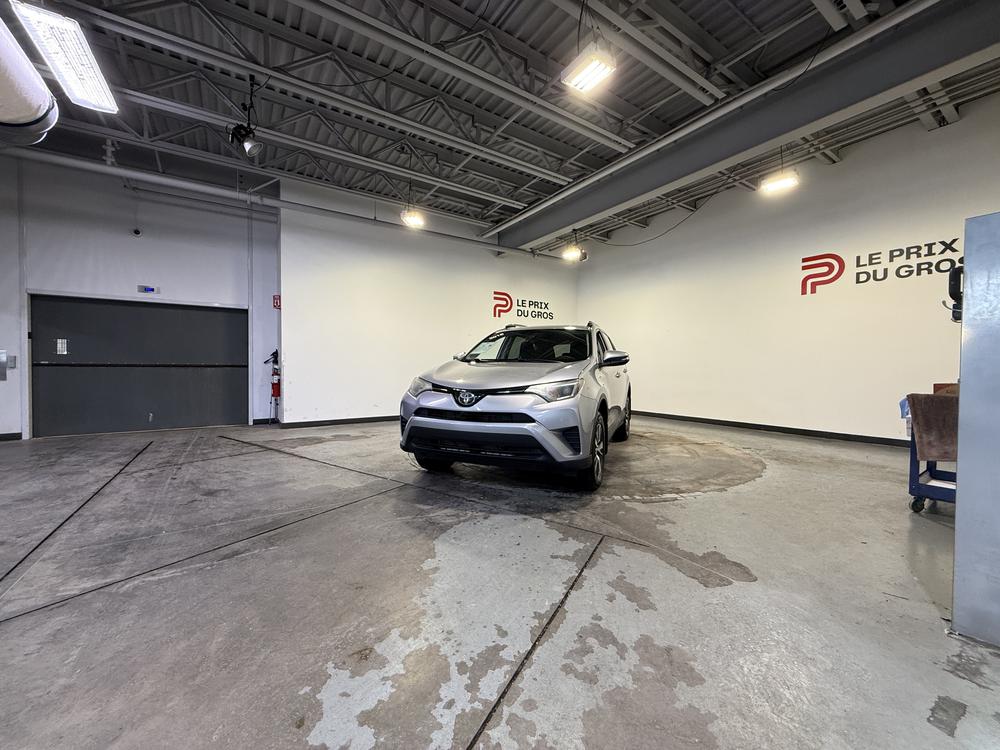 Toyota RAV4 LE 2018 d&rsquo;occasion à vendre - 8