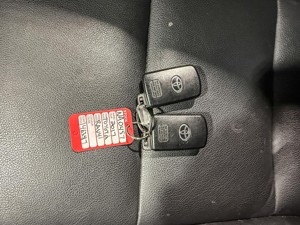 Toyota RAV4 hybride SE 2017 d&rsquo;occasion à vendre - 33