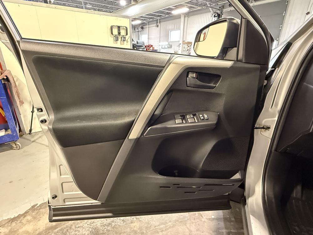 Toyota RAV4 LE 2018 d&rsquo;occasion à vendre - 13