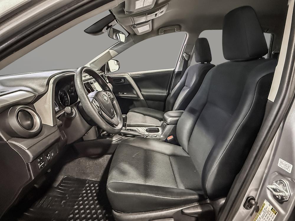 Toyota RAV4 LE 2018 d&rsquo;occasion à vendre - 17