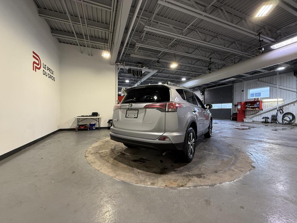 Toyota RAV4 LE 2018 d&rsquo;occasion à vendre - 3
