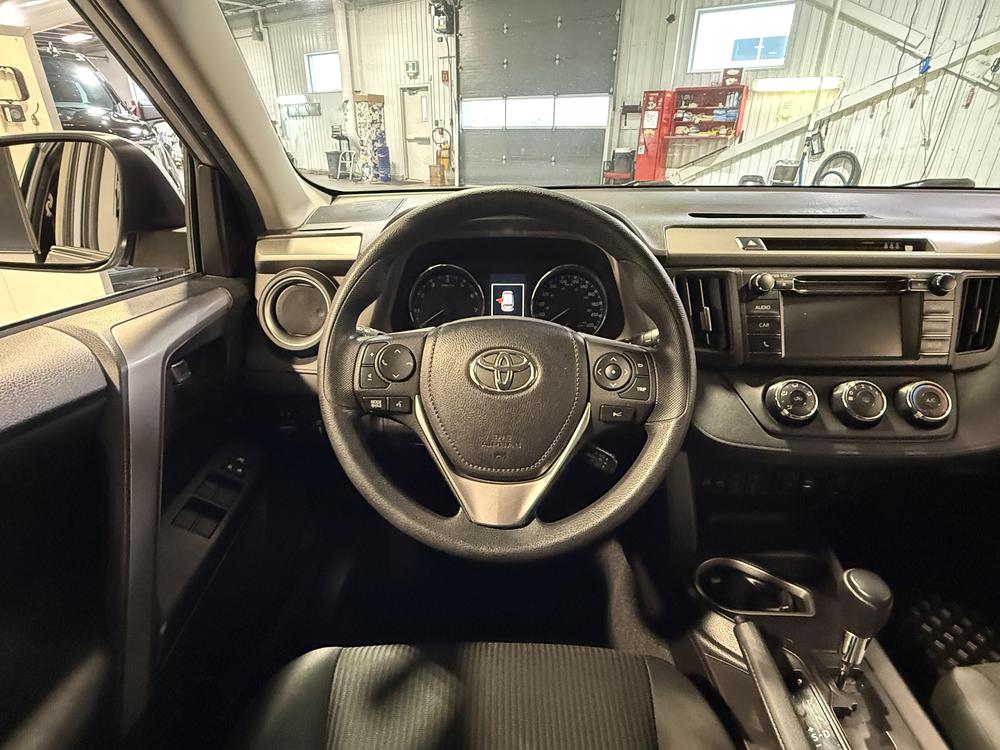 Toyota RAV4 LE 2018 d&rsquo;occasion à vendre - 18