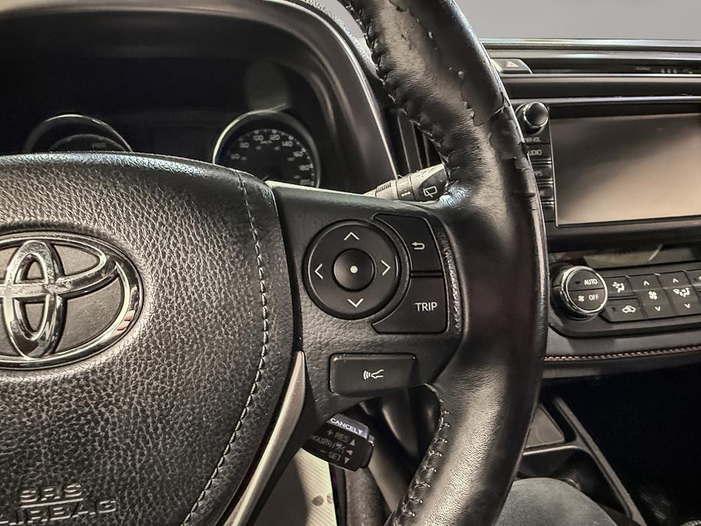 Toyota RAV4 hybride SE 2017 d&rsquo;occasion à vendre - 22