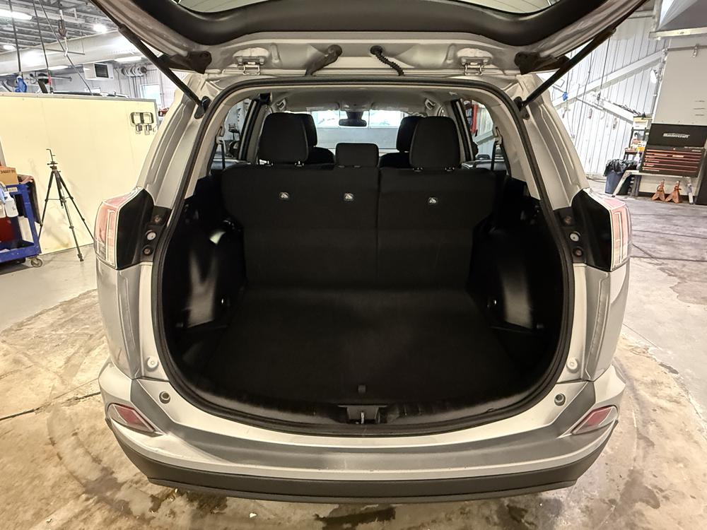 Toyota RAV4 LE 2018 d&rsquo;occasion à vendre - 30