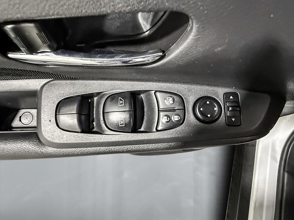 Nissan Kicks Play 2025 Blanc usage à vendre Nissan Kicks Play 2025 Blanc usage à vendre