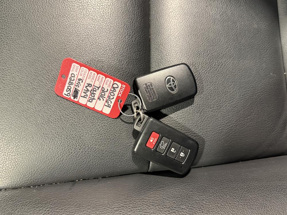 Toyota RAV4 hybride LIMITED AWD 2016 d&rsquo;occasion à vendre - 33
