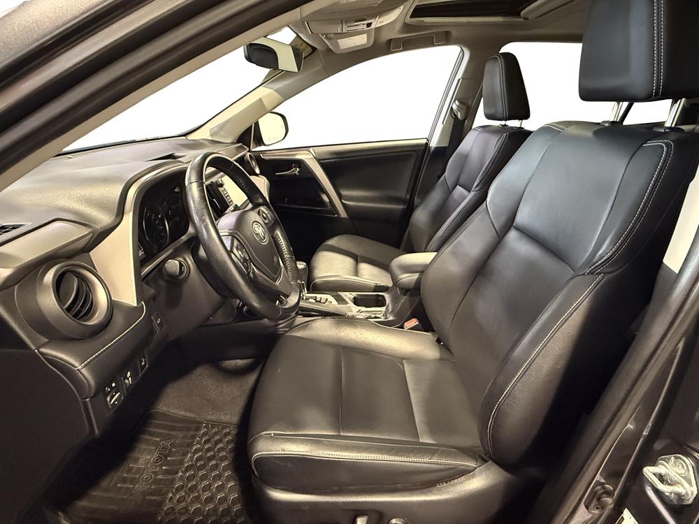 Toyota RAV4 hybride LIMITED AWD 2016 d&rsquo;occasion à vendre - 18
