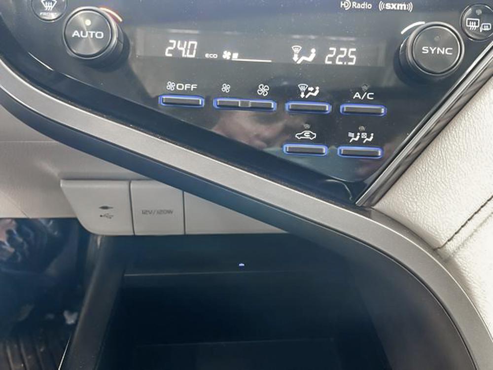Toyota Camry HYBRIDE XLE 2019 d&rsquo;occasion à vendre - 23