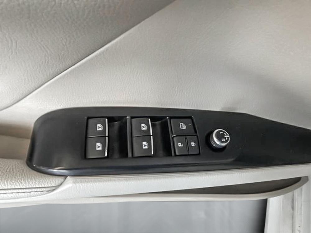 Toyota Camry HYBRIDE XLE 2019 d&rsquo;occasion à vendre - 9