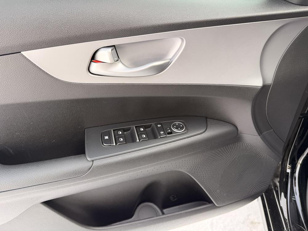 Kia Forte LX 2023 d&rsquo;occasion à vendre - 12