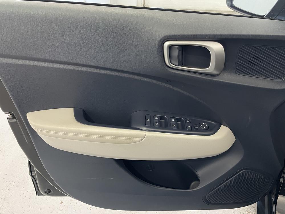 Hyundai Venue Urban Edition / Toit blanc 2022 d&rsquo;occasion à vendre - 12