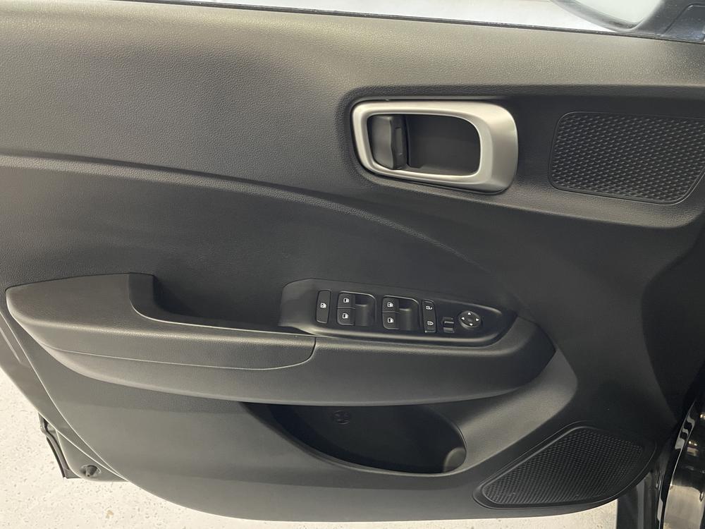 Hyundai Venue Essential 2024 d&rsquo;occasion à vendre - 11