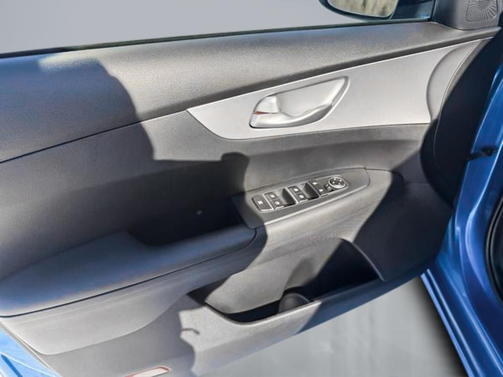Kia Forte LX 2023 d&rsquo;occasion à vendre - 12