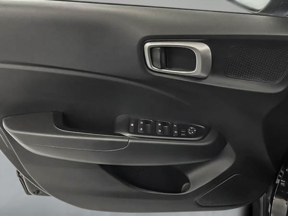 Hyundai Venue Essential 2024 d&rsquo;occasion à vendre - 11